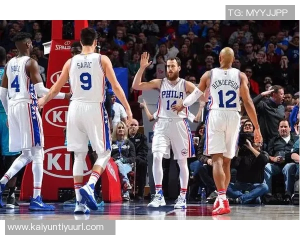 恩比德与鲍尔对决激烈76人半场微弱领先黄蜂三分球大战精彩纷呈