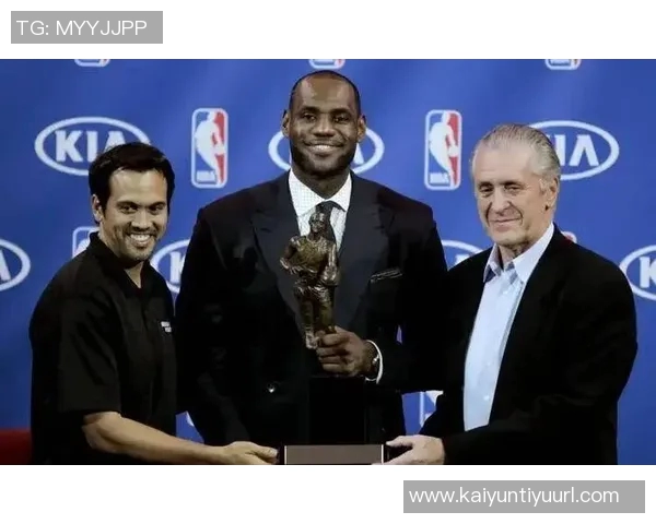 新赛季GM调查揭晓詹姆斯领跑多项指标展现卓越球商与领袖魅力 新赛季GM调查揭晓詹姆斯领跑多项指标展现卓越球商与领袖魅力